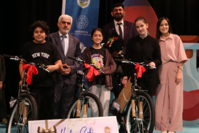 Sakarya'da bilim çocukları ödüllerine kavuştu