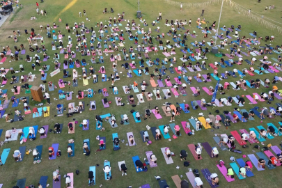 İzmir'de matlar çimlere serildi Kültürpark'ta yoga rüzgârı esti