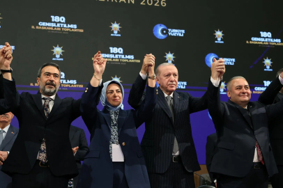 AK Parti’ye üç belediye başkanı daha katıldı... Rozetleri Erdoğan taktı