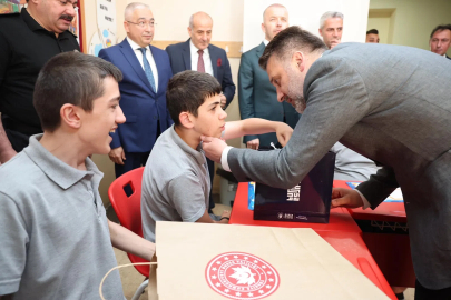 Bursa'da Başkan Vekili Biba öğrencilerin karne heyecanına ortak oldu