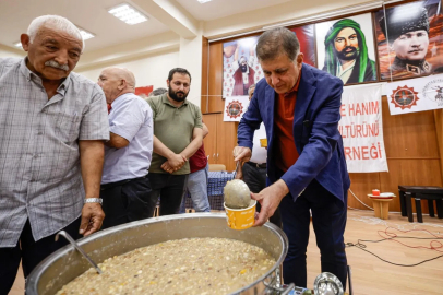 İzmir'de Başkan Tugay aşure lokmasını paylaştı