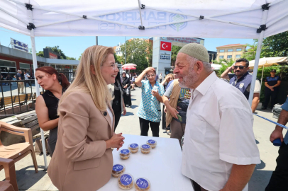 İstanbul Bakırköy'de binlerce kişiye aşure ikramı